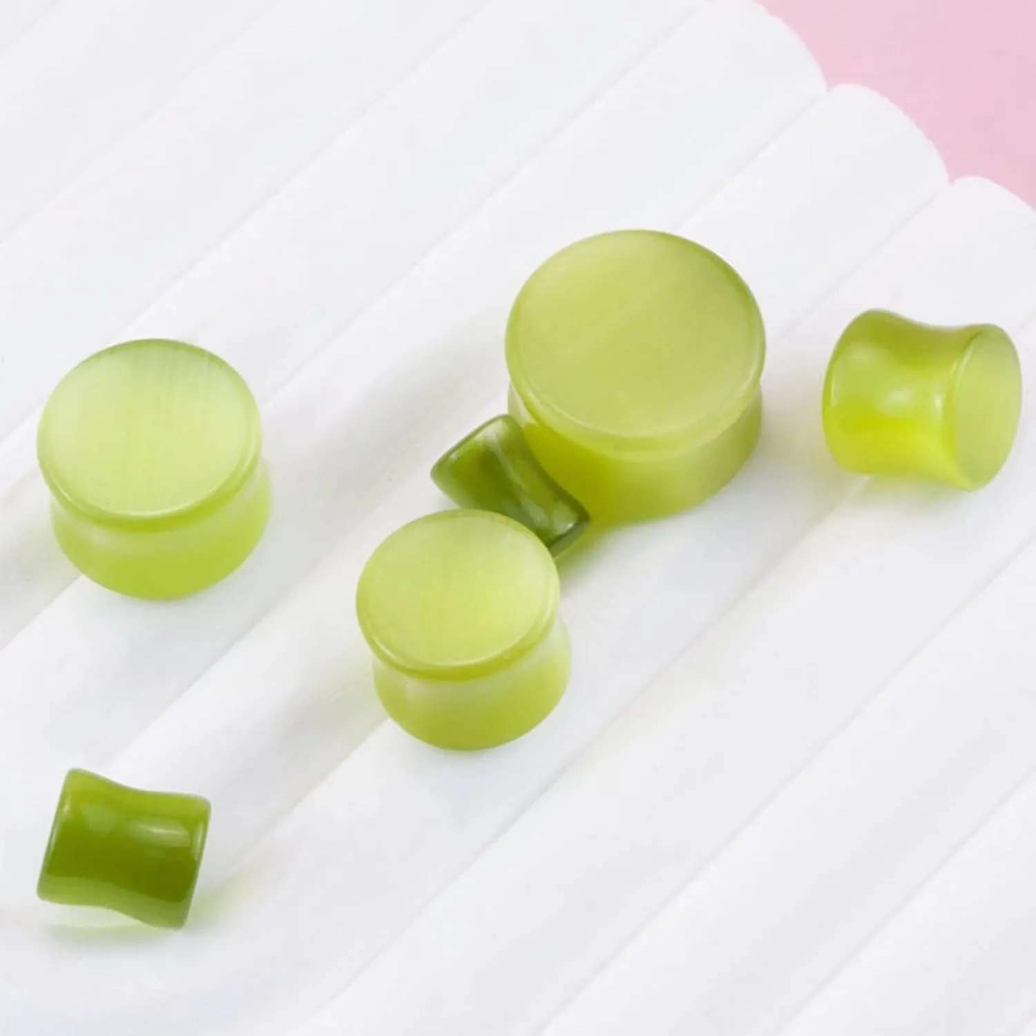 2 PCS 6mm(2G) Natural Grass Green Cat Eye Organic Stone Ear Plugs Gauges Double Flared Flesh Tunnels Body Piercing Couple Stud Earrings Jewelry For Women And Men