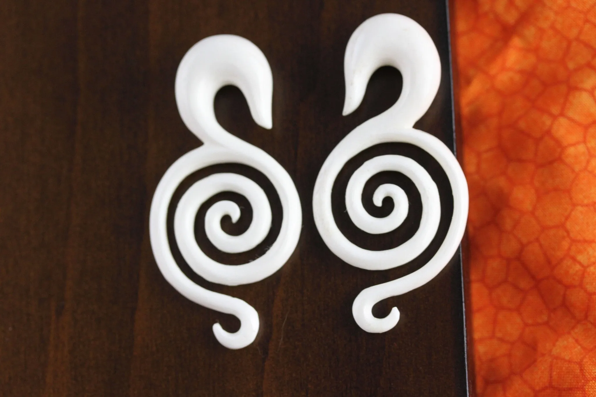 Bone plug hangers circular maze (Pair) - C050