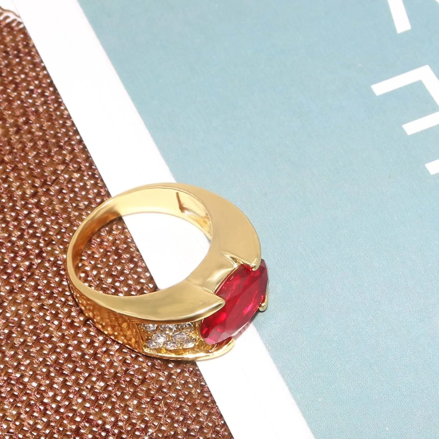 Fashion Red Oval Crystal Cocktail Statement Ring Geometry Zircon Engagement Wedding Bands Rings Luxury Jewelry for Women Gift Black Gold Plated