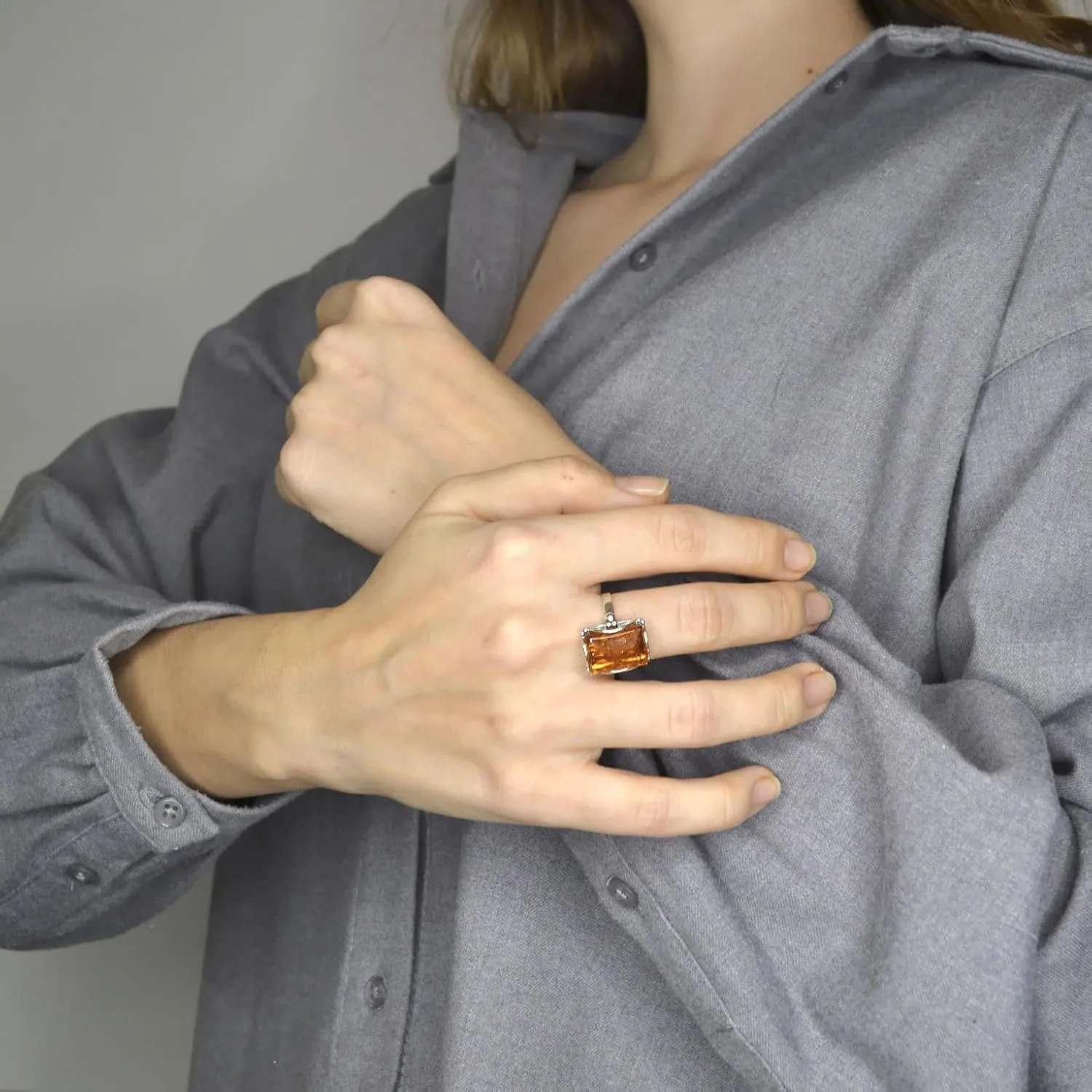 HolidayGiftShops Sterling Silver Rectangle Honey Baltic Amber Ring Makell