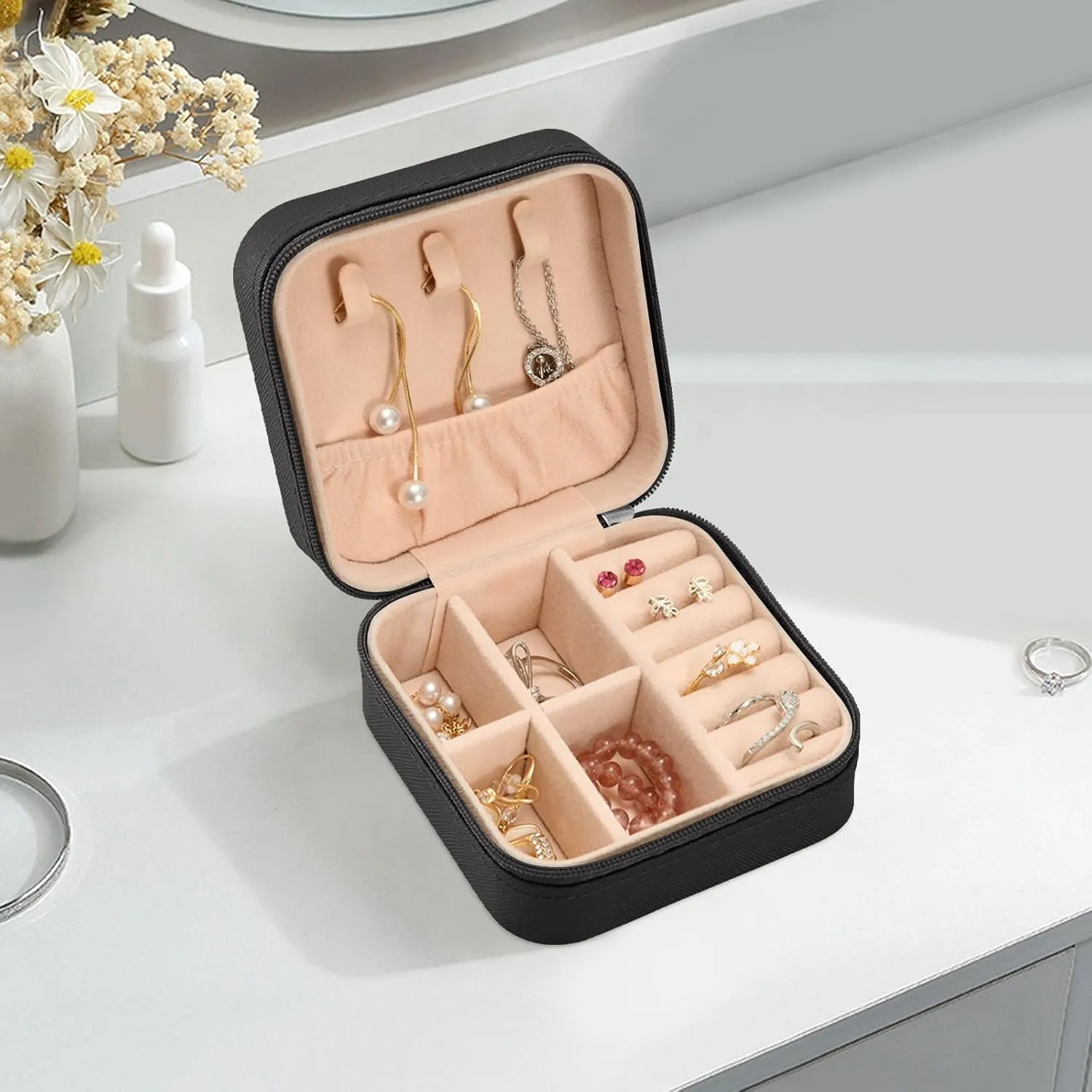 linqin PU Leather Jewelry Box, Boston Puppy Dog Travel Jewelry Case Portable Jewelry Organizer for Rings Earrings Necklaces Bracelets Storage Holder Boxes for Women Girls