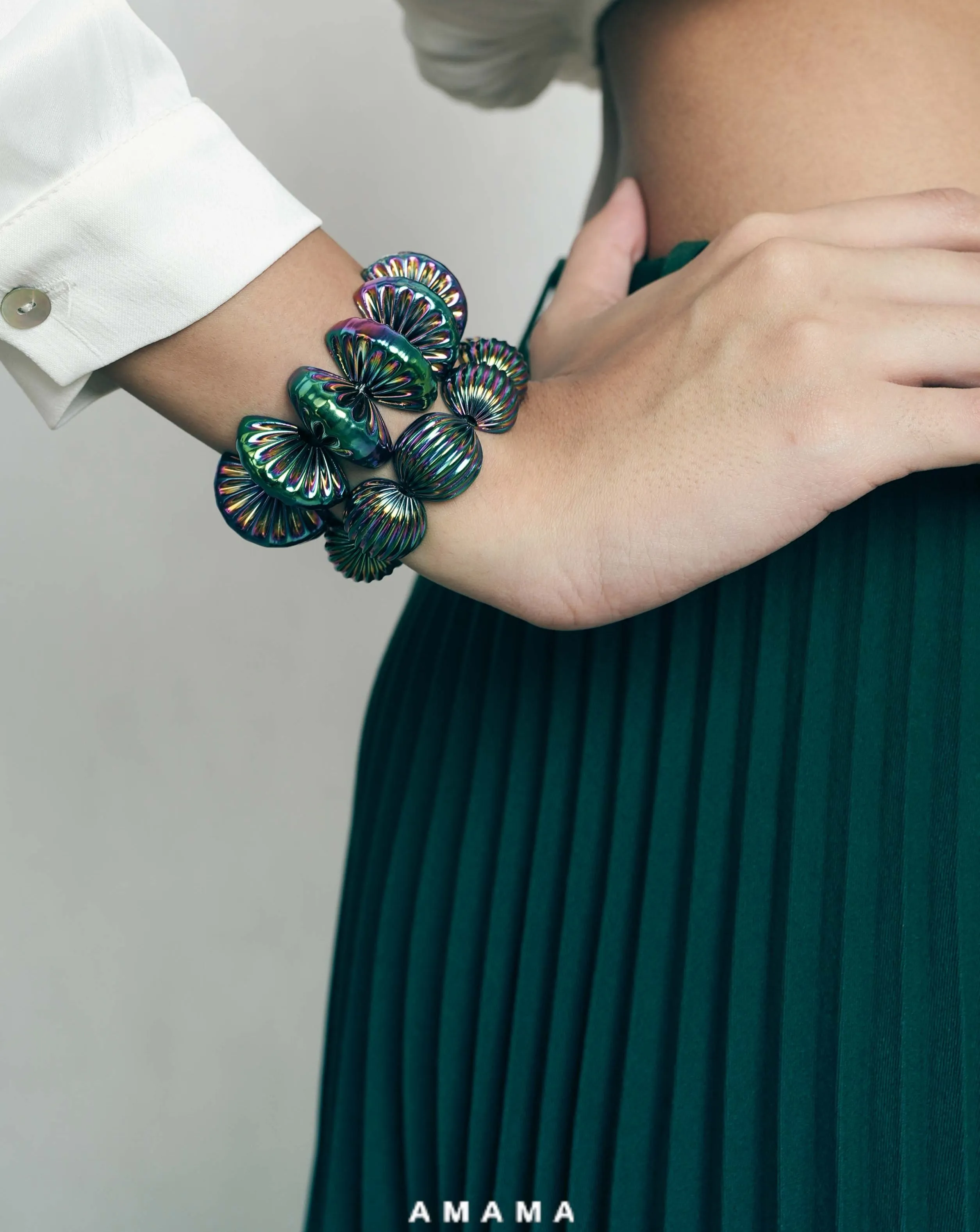 Maxima Scallop Bracelets In Iridescent